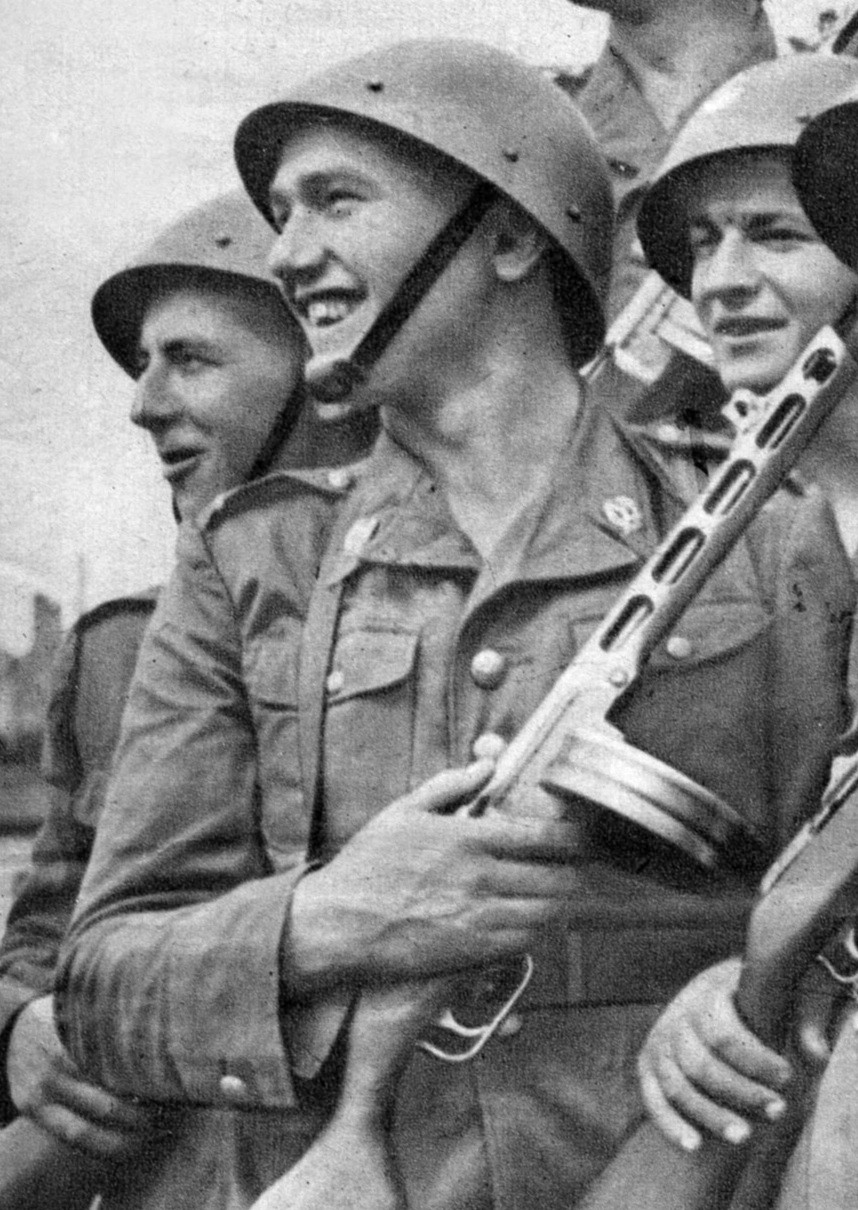 Đây là trang bị cực kỳ nguy hiểm trong tay mỗi người lính Liên Xô khi tác chiến trong môi trường chật hẹp như trong giao thông hào hay trong đô thị. Nguồn ảnh: Pinterest.