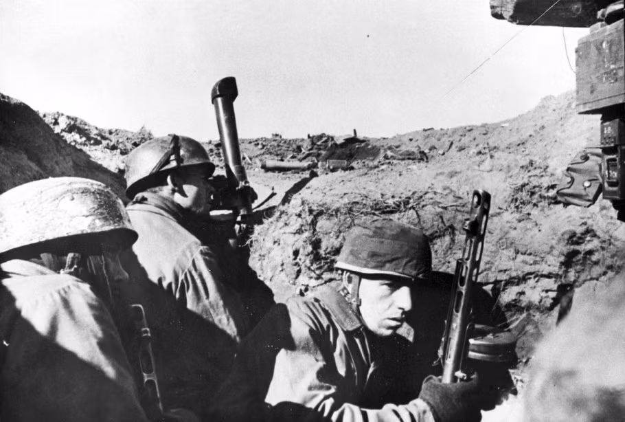 Tốc độ bắn của PPSh-41 có thể coi là "kinh hồn bạt vía" khi tối đa có thể lên tưới 1200 phát mỗi phút, đủ để càn quét bất cứ căn phòng, ngôi nhà hoặc đoạn giao thông hào nào trong nháy mắt. Nguồn ảnh: Pinterest.