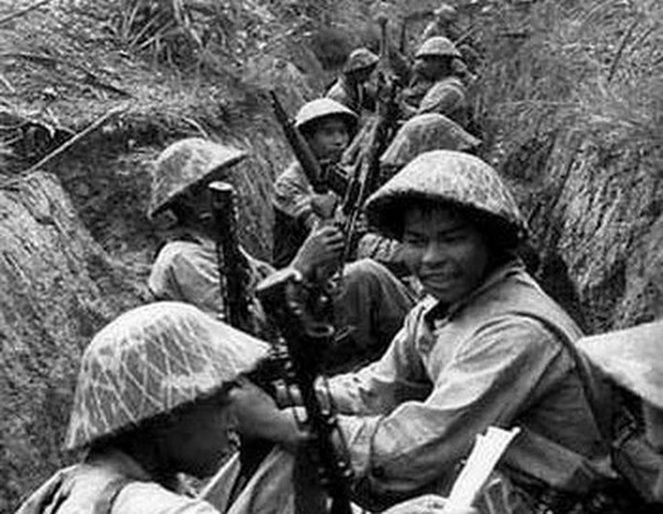 Tuy nhiên vào thời điểm này trang bị của chúng ta chưa đồng bộ, sử dụng song song nhiều loại vũ khí của phương Tây, Liên Xô và Trung Quốc kết hợp nên số lượng PPSh-41 được biên chế là không nhiều. Nguồn ảnh: Pinterest.