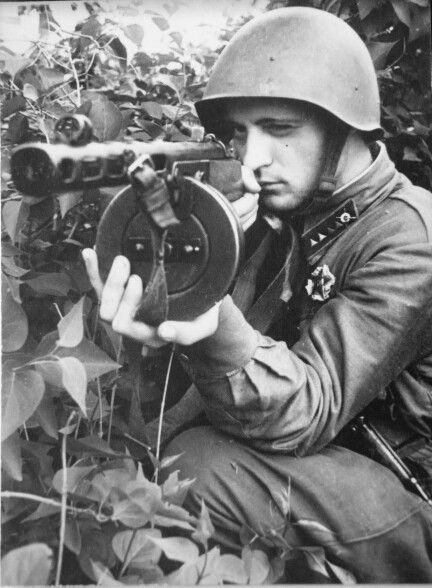 Được thiết kế năm 1940 và bắt đầu được sản xuất từ năm 1941, súng tiểu liên PPSh-41 được coi là khẩu tiểu liên tiêu chuẩn của quân đội Liên Xô trong suốt Chiến tranh Thế giới thứ hai. Nguồn ảnh: Pinterest.