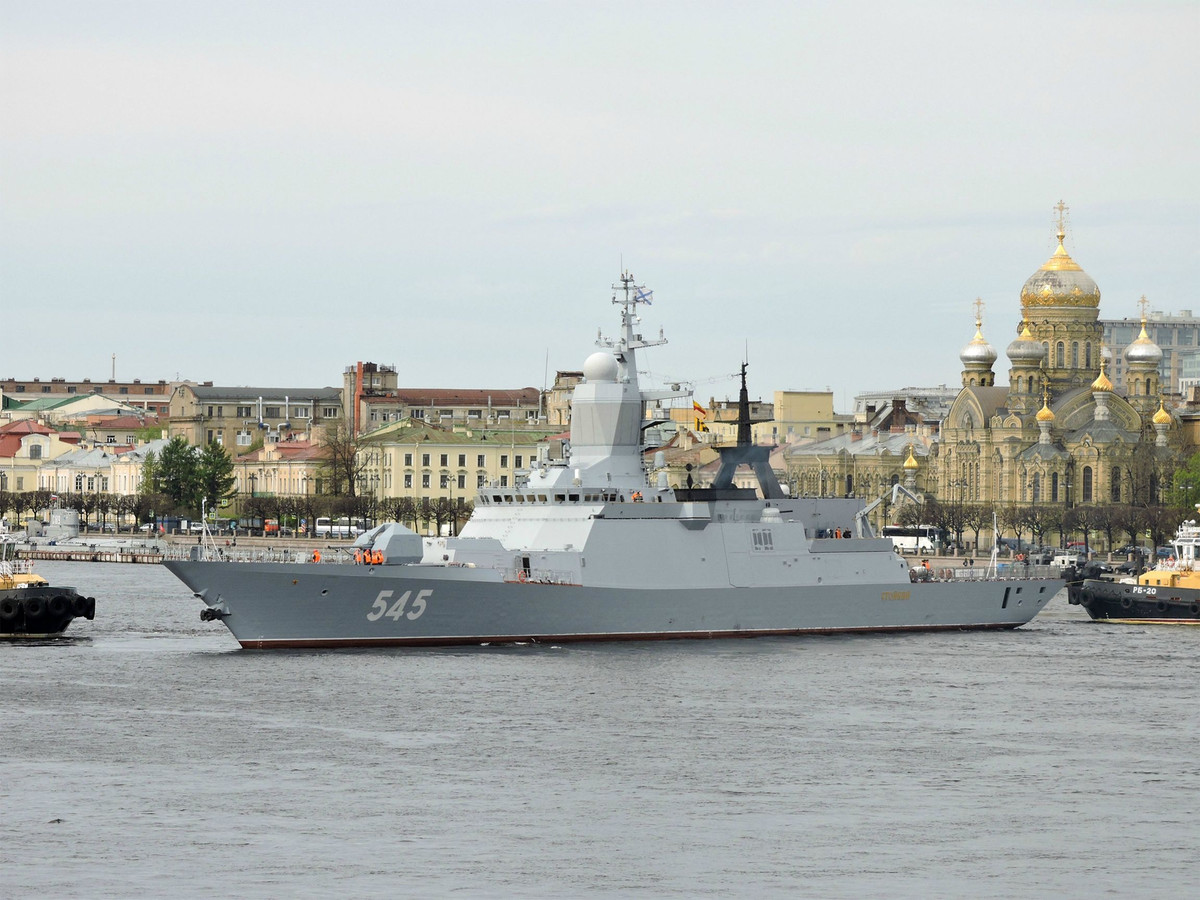 Tàu có biên chế thuỷ thủ đoàn đủ bao gồm 90 người, trên lý thuyết, tàu có khả năng hoạt động liên tục trên biển trong hai tuần trước khi cần phải về bờ nhận tiếp tế. Nguồn ảnh: Rumil.