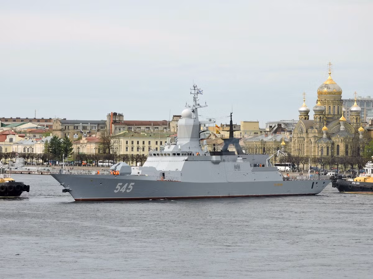 Tàu có biên chế thuỷ thủ đoàn đủ bao gồm 90 người, trên lý thuyết, tàu có khả năng hoạt động liên tục trên biển trong hai tuần trước khi cần phải về bờ nhận tiếp tế. Nguồn ảnh: Rumil.