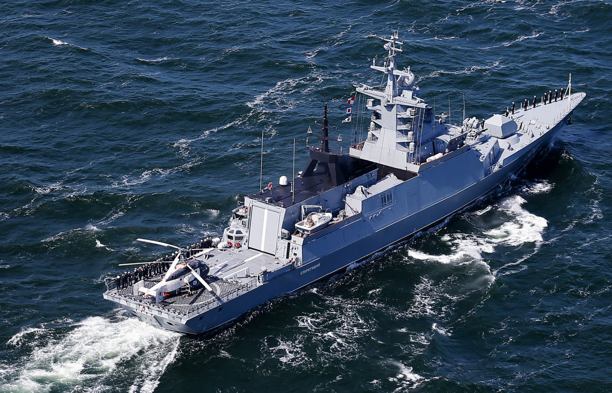 Tốc độ tối đa của hộ vệ hạm này vào khoảng 27 hải lý giờ tương đương với 50 km/h tuỳ thuộc vào tình hình thời tiết trên biển. Tầm hoạt động của tàu tối đa 7000 km. Nguồn ảnh: Rumil.