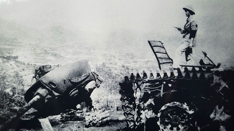 Súng chống tăng M72 LAW sử dụng cỡ đạn 66mm và có tầm bắn hiệu quả khoảng 200 mét, khá phù hợp khi tác chiến ở vùng đồi núi phía Bắc vốn có khoảng cách giao tranh hẹp, địa hình bị chia cắt nên tầm bắn không thể quá xa. Nguồn ảnh: TTXVN.