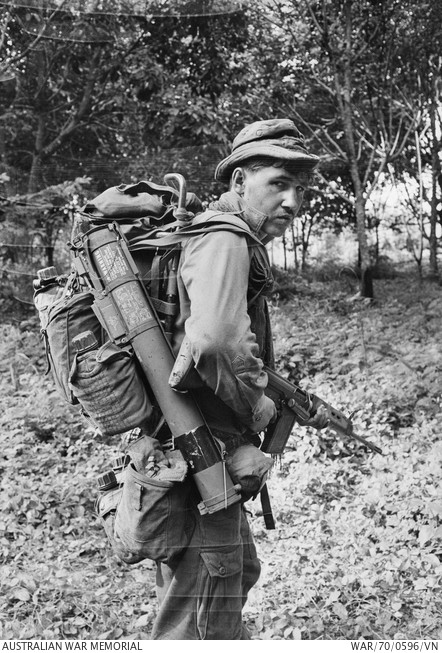 Ở trạng thái hành quân, súng sẽ có chiều dài 630 mm cực kỳ nhỏ gọn và chịu nước tốt, có thể di chuyển lội sông suối, dầm mưa mà vẫn không bị ngấm nước vào phía trong. Nguồn ảnh: Pinterest.