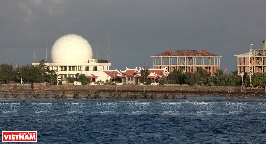 Để đảm bảo an toàn cho máy móc, thiết bị trước thiên nhiên khắc nghiệt, các dàn radar này của chúng ta đều được bọc trong vòm bảo vệ an toàn tuyệt đối. Nguồn ảnh: Báo Ảnh Việt Nam.