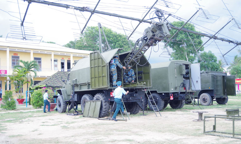 Hệ thống này cũng được trang bị màn hình tinh thể lỏng thay cho vòng nhìn bằng tia điện tử của đài P-18. Ngoài giàn ăng-ten gốc của P-18 ban đầu, P-18M còn được trang bị thêm 4 ăng-ten áp chế chống nhiễu. Nguồn ảnh: Archive.