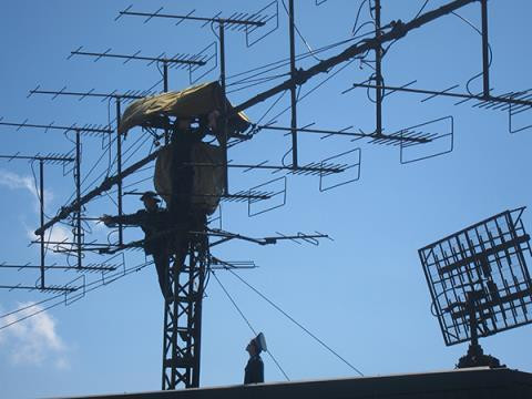 Về cơ bản nguyên lý hoạt động của P-18M cũng không khác gì với P-18. Hệ thống phát của đài sẽ phát ra không gian xung quanh các xung điện tử cao tần thông qua ăng-ten và thu lại các phản xạ từ mục tiêu thông qua chính các ăng-ten này. Nguồn ảnh: VTC.