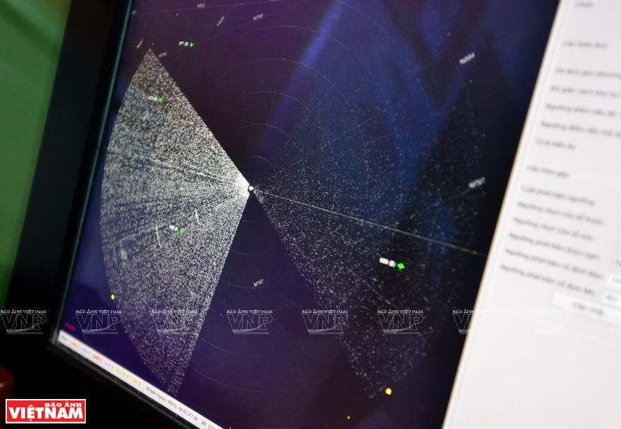 Radar P-18M được sử dụng để phát hiện, tìm kiếm mục tiêu và xác định cự ly phương vị mục tiêu. Ngoài ra dàn radar này còn có khả năng xác định uỷ quyền quốc gia thông qua máy hỏi HP3-12 hoặc xác định cao độ mục tiêu bằng máy PRV-16. Nguồn ảnh: Báo Ảnh Việt Nam.