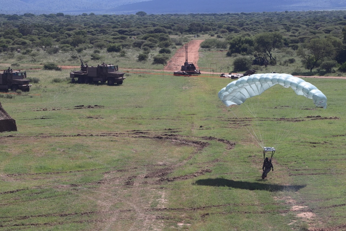 Để chuẩn bị cho ngày kỷ niệm thành lập đội quân hơn 100 năm tuổi này, quân đội Nam Phi đã tiến hành huấn luyện, tập luyện từ cả tháng nay. Nguồn ảnh: BMDPO.