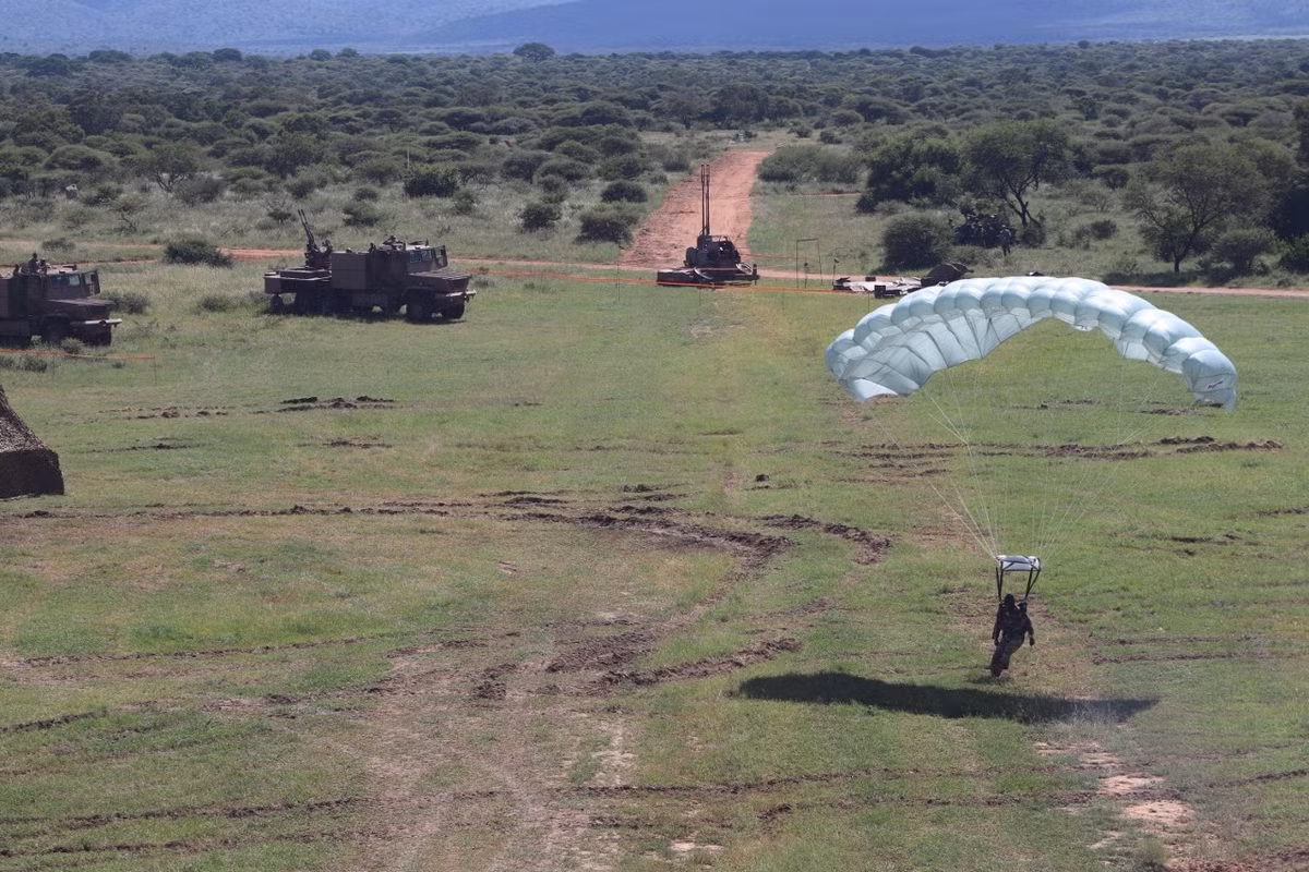 Để chuẩn bị cho ngày kỷ niệm thành lập đội quân hơn 100 năm tuổi này, quân đội Nam Phi đã tiến hành huấn luyện, tập luyện từ cả tháng nay. Nguồn ảnh: BMDPO.