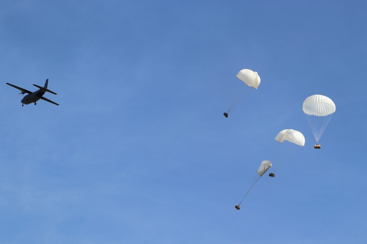 Máy bay vận tải CASA C-212 được Nam Phi sử dụng vào nhiệm vụ vận tải và thả hàng từ trên không. Nguồn ảnh: BMDPO.