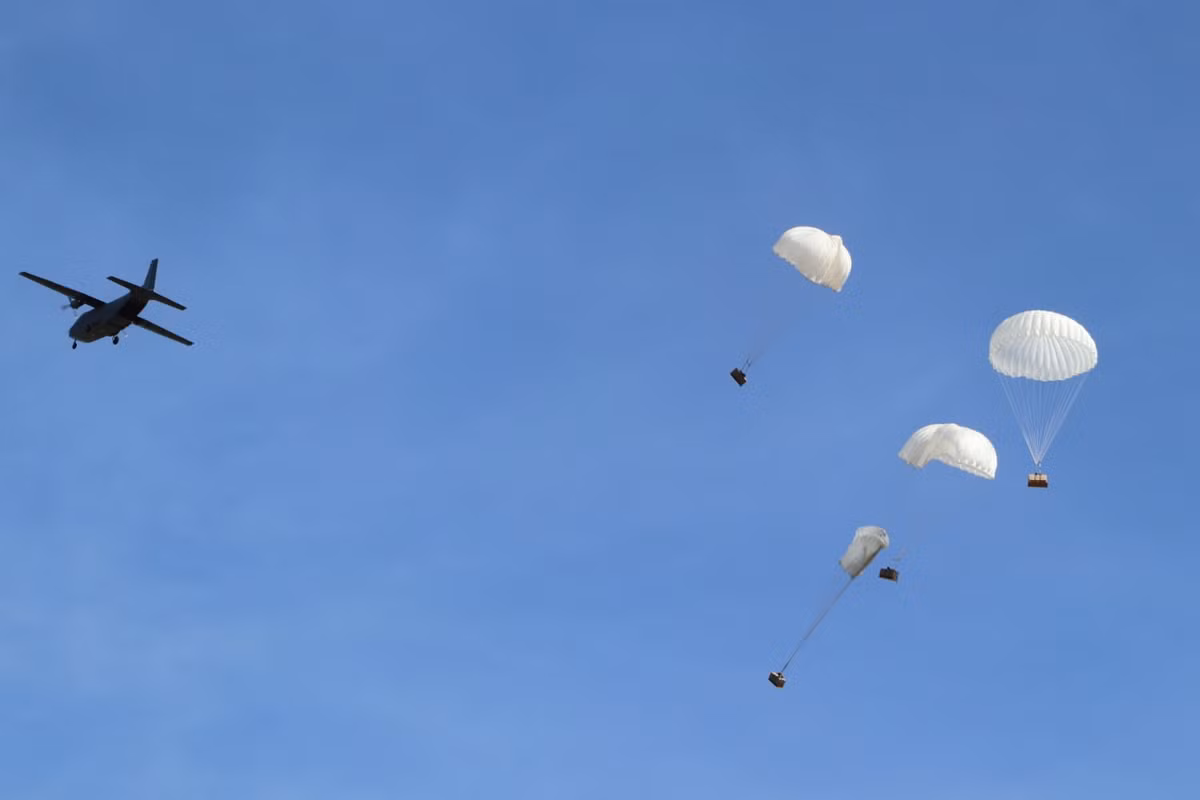 Máy bay vận tải CASA C-212 được Nam Phi sử dụng vào nhiệm vụ vận tải và thả hàng từ trên không. Nguồn ảnh: BMDPO.