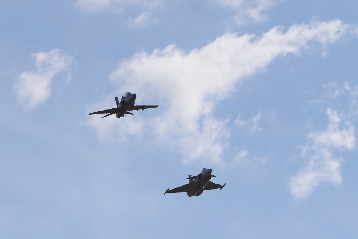 Huấn luyện cơ hạng nhẹ Hawk MK120 (trái) do Nam Phi tự sản xuất với sự kết hợp nghiên cứu, hoàn thiện của Anh và máy bay Saab Gripen do Thuỵ Điển chế tạo. Nguồn ảnh: BMDPO.