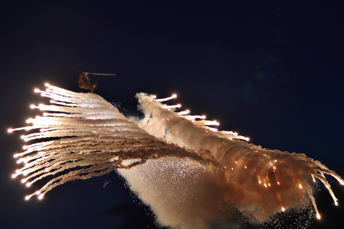 Những màn trình diễn mãn nhãn của quân đội Nam Phi không chỉ diễn ra vào ban ngày mà diễn ra vào cả ban đêm. Nguồn ảnh: BMDPO.