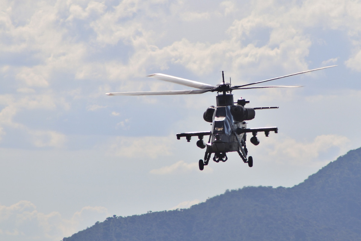 Bất ngờ hơn nữa đó là trực thăng tấn công Danel Rooivalk - đây là loại trực thăng tấn công do Nam Phi tự sản xuất hoàn toàn và cũng là loại trực thăng tấn công chủ lực của nước này hiện tại. Nguồn ảnh: BMDPO.