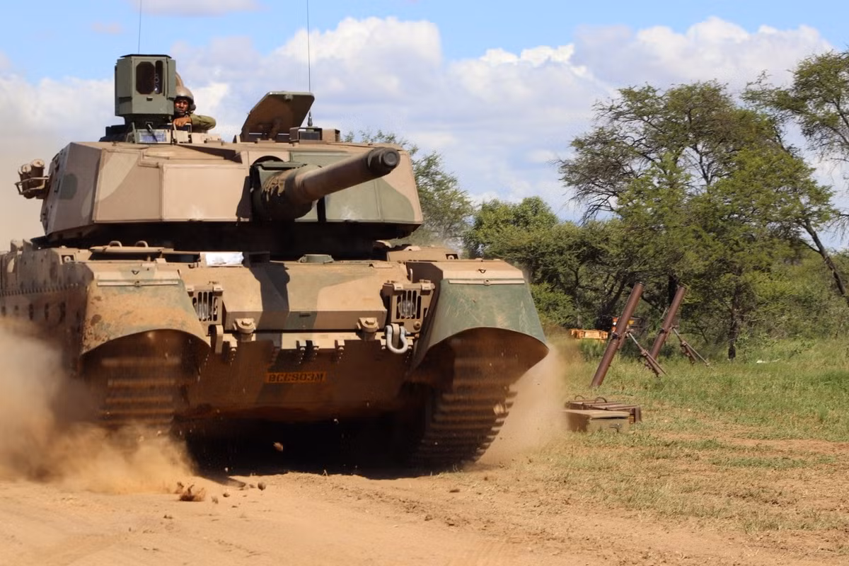 Xe tăng chủ lực của Nam Phi mang tên Olifant, đây là loại xe tăng chủ lực do Nam Phi và Anh cùng nghiên cứu sản xuất, là phiên bản hiện đại hoá từ xe tăng Centurion của Anh trong quá khứ. Nguồn ảnh: BMDPO.