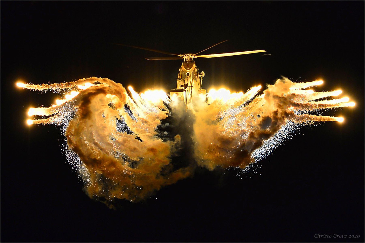 Trực thăng tấn công Danel Rooivalk của Nam Phi tung pháo hoa gây mù tên lửa dẫn đường đối phương tạo ra cảnh tượng đẹp đến mê hồn. Nguồn ảnh: BMDPO.