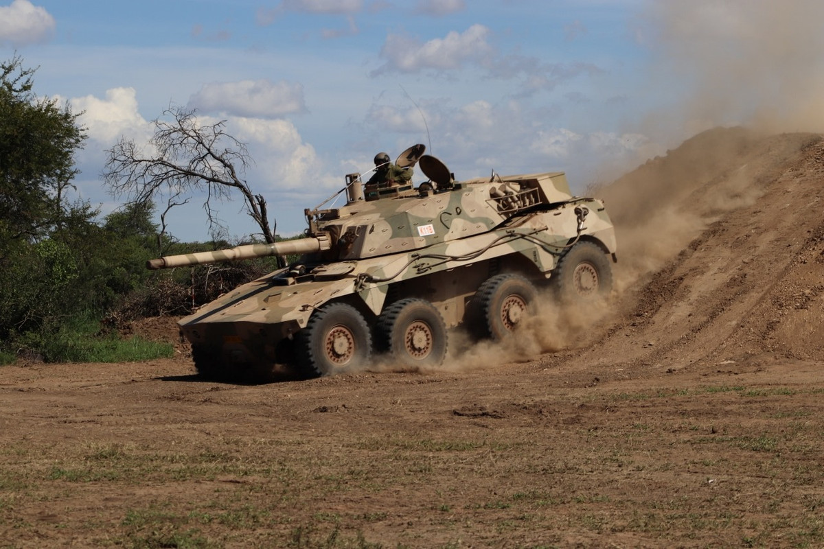 Xe chiến đấu bộ binh 8 bánh lốp Rooikat cũng do Nam Phi tự sản xuất để thực hiện các nhiệm vụ trinh sát, tìm diệt, chống thiết giáp, chống đổ bộ hoặc hành quân tốc độ cao. Nguồn ảnh: BMDPO.