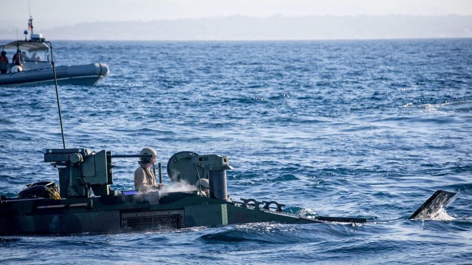 Cuộc thử nghiệm được quân đội Mỹ tiến hành từ tàu đổ bộ USS Somerset. Trong cuộc thử nghiệm đầu tiên này, LVW-1 sẽ được đổ bộ xuống mặt nước và di chuyển từ mặt nước lên tàu. Nguồn ảnh: Pinterest.