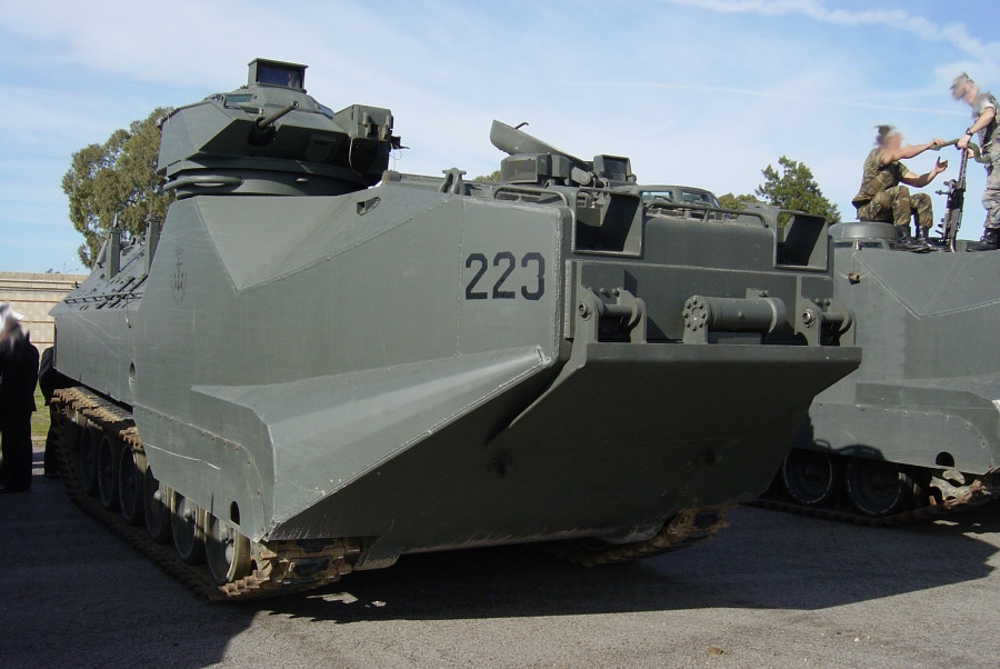 AAV-7 được quân đội Mỹ sử dụng từ năm 1972 tới nay đã gần 50 năm tuổi. AAV-7 hiện tại vẫn được sử dụng với số lượng lớn do đây là loại phương tiện đổ bộ ổn định, có độ tin cậy cao. Nguồn ảnh: Pinterest.