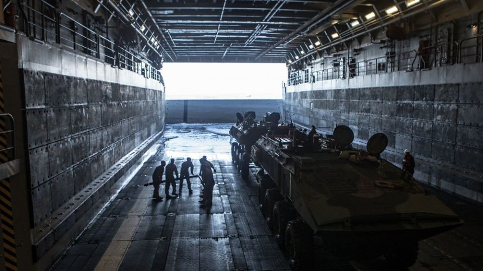 Giống với AAV-7, LVW-1 không những vận tải được binh lính trên biển mà nó còn có thể đưa binh lính qua bãi biển vào sâu trong đất liền. Nguồn ảnh: Pinterest.