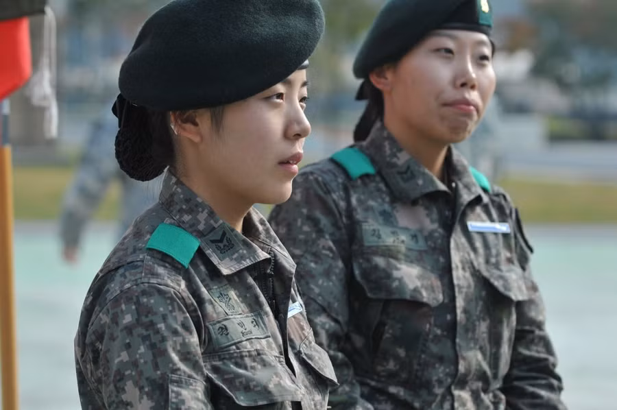 Với nam giới ở Hàn Quốc, nghĩa vụ quân sự sẽ kéo dài ít nhất 21 tháng với lục quân hoặc thuỷ quân lục chiến, 23 tháng với hải quân và 24 tháng với không quân. Nguồn ảnh: Sina.