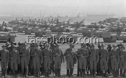 Binh lính Liên Xô cùng đoàn dài phương tiện thiết giáp, xe tăng chủ lực điểm danh trước khi rút khỏi Afghanistan. Nguồn ảnh: TASS.