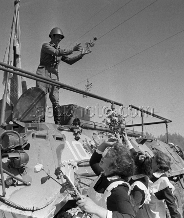 Người dân Afghanistan tạm biệt những người lính Liên Xô rút lui khỏi quốc gia Trung Đông đầy bất ổn này. Nguồn ảnh: TASS.