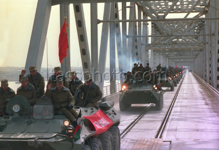 Lính Liên Xô rút lui qua sông Amur, chính thức quay về lãnh thổ Liên Xô sau gần 10 năm đổ xương máu đến tuyệt vọng trên chiến trường Afghanistan. Nguồn ảnh: TASS.