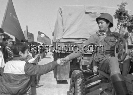 Chủ yếu cuộc lui quân được tiến hành trên đường bộ nên không thể diễn ra quá nhanh và kể cả khi phiến quân Mujahideen không tấn công, cuộc lui quân này cũng xảy ra không ít tai nạn trên đường di chuyển. Nguồn ảnh: TASS.