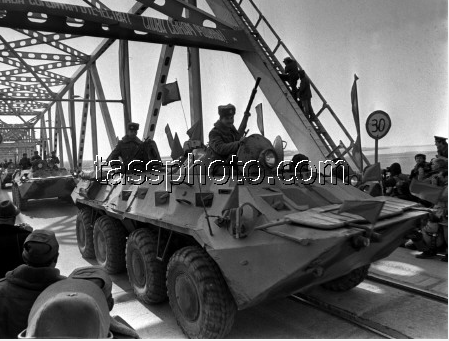 Ở bên này đầu cầu, họ được người dân Liên Xô chào đón như những người anh hùng trở về nhà sau cuộc chiến. Tuy nhiên họ cũng bỏ lại sau lưng một vùng đất tới nay vẫn chưa dứt được tiếng súng. Nguồn ảnh: TASS.