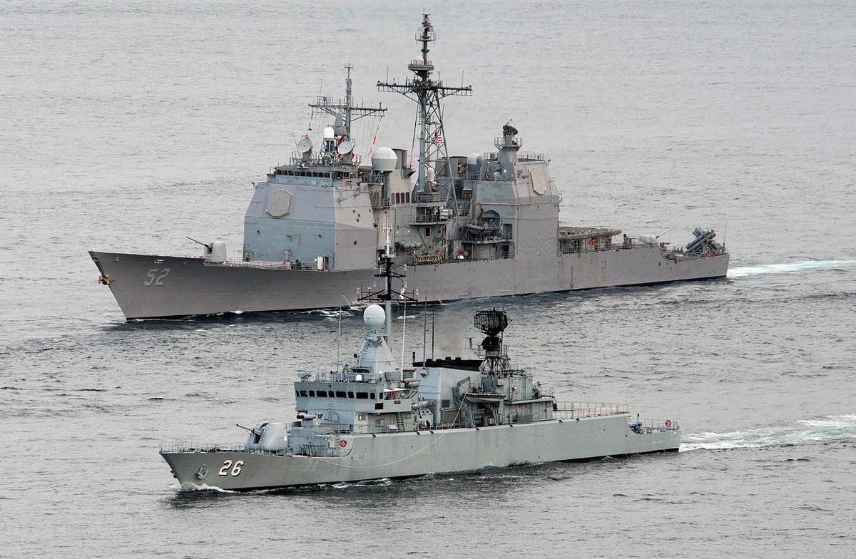 Vào thời điểm này, các cường quốc trên thế giới cùng chung một suy nghĩ rằng tàu chiến nên chế tạo càng nhỏ càng tốt vì không nhất thiết phải mang pháo lớn mà chỉ cần tên lửa trên bất cứ khu trục hạm nào cũng có thể hạ gục được những thiết giáp hạm lớn hơn nó hàng chục lần. Nguồn ảnh: BMDPO.