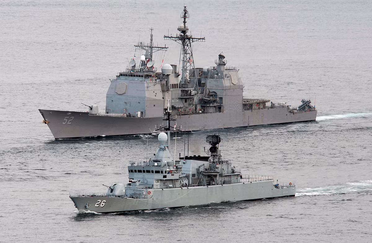 Vào thời điểm này, các cường quốc trên thế giới cùng chung một suy nghĩ rằng tàu chiến nên chế tạo càng nhỏ càng tốt vì không nhất thiết phải mang pháo lớn mà chỉ cần tên lửa trên bất cứ khu trục hạm nào cũng có thể hạ gục được những thiết giáp hạm lớn hơn nó hàng chục lần. Nguồn ảnh: BMDPO.