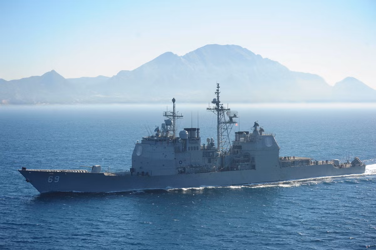 Tính tới thời điểm hiện tại, chiếc cũ nhất trong lớp tuần dương hạm Ticonderoga tới nay cũng đã 38 tuổi và Hải quân Mỹ đang rất cần một lớp tàu chiến hiện đại, mới hơn để thay thế dần cho những siêu tuần dương hạm này. Nguồn ảnh: BMDPO.