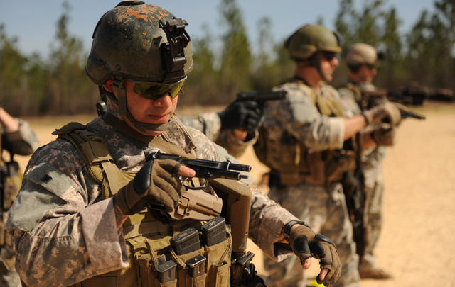 "Trình độ tầm trung" được nhắc tới ở đây là những binh lính có kinh nghiệm phục vụ trong quân ngũ từ 17 tới 19 năm. Nguồn ảnh: BI.