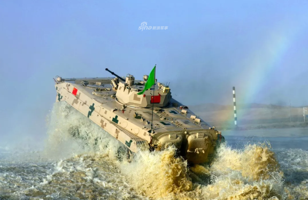 Thiết giáp lội nước của Trung Quốc cưỡi sóng trong cuộc tập trận cung quốc tế được nước này tổ chức vào tháng 8/2019 vừa rồi. Nguồn ảnh: Sina.