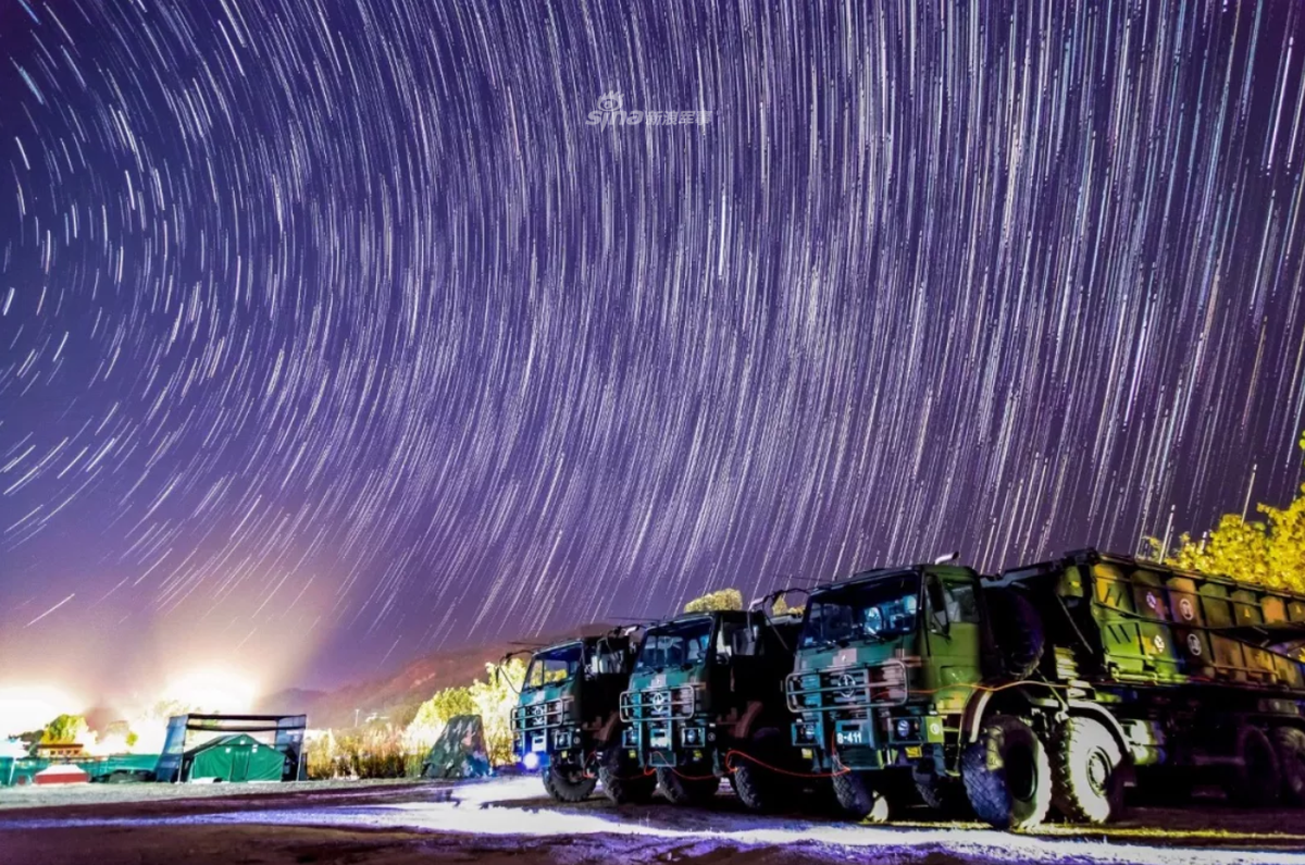 Công binh dưới ánh sáng thiên hà được cư dân mạng Trung Quốc bình chọn là tác phẩm "để đời". Nguồn ảnh: Sina.