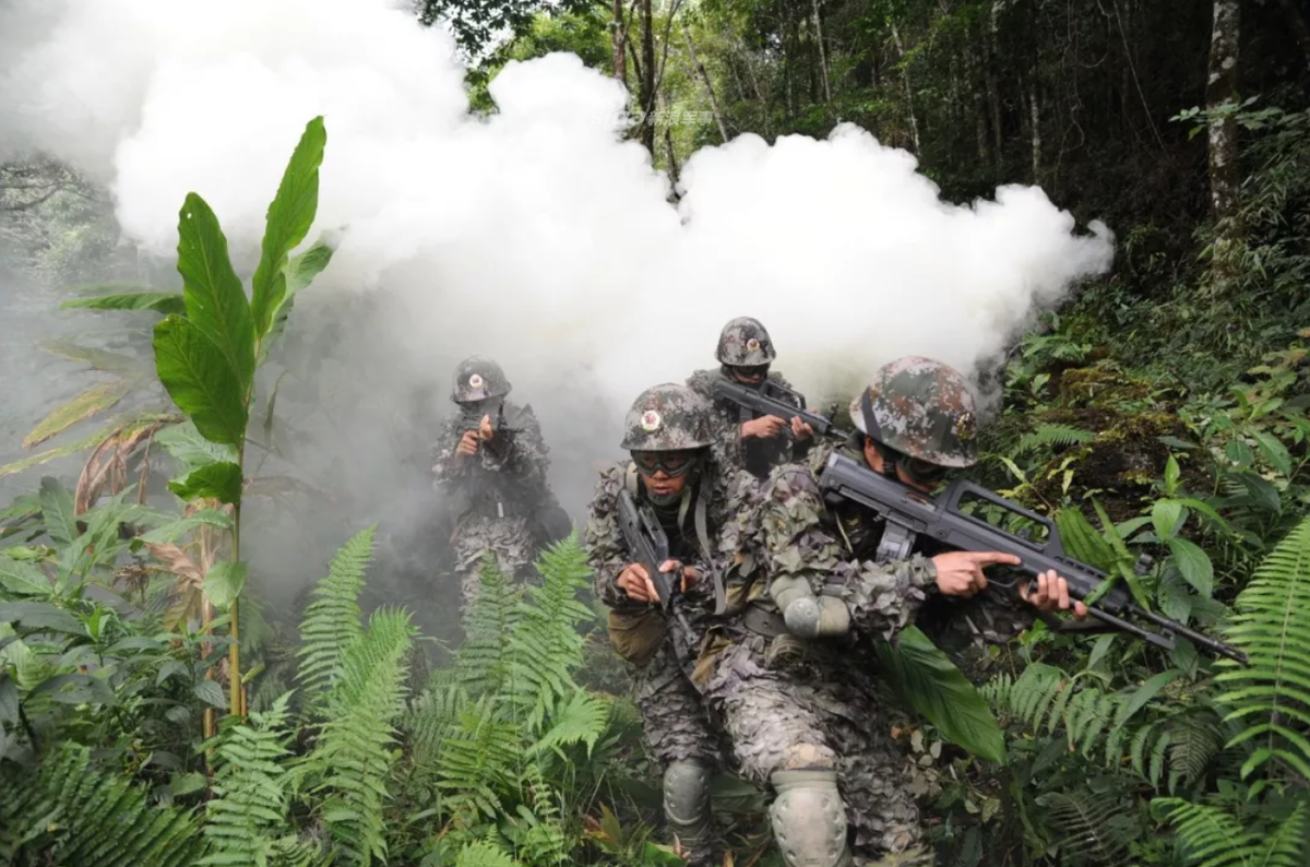 Lực lượng biên phòng Trung Quốc tham gia huấn luyện thực binh. Nguồn ảnh: Sina.