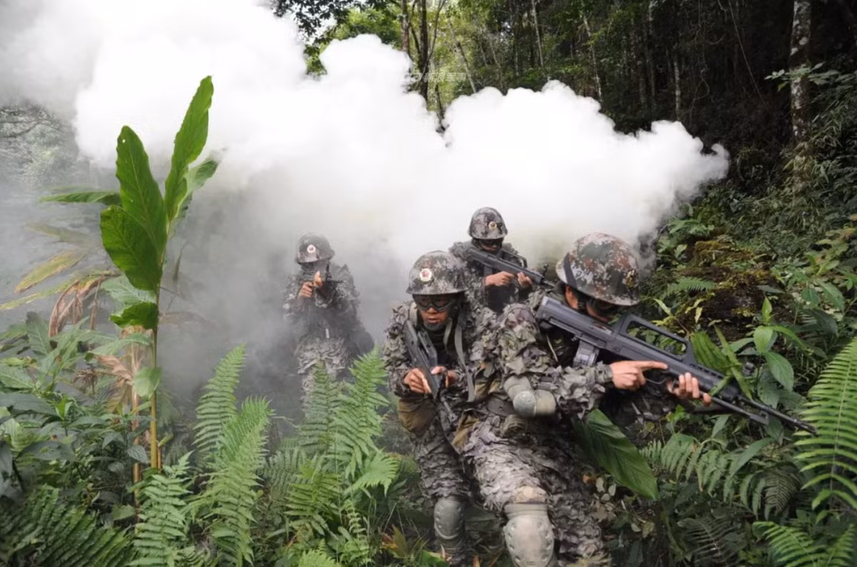 Lực lượng biên phòng Trung Quốc tham gia huấn luyện thực binh. Nguồn ảnh: Sina.