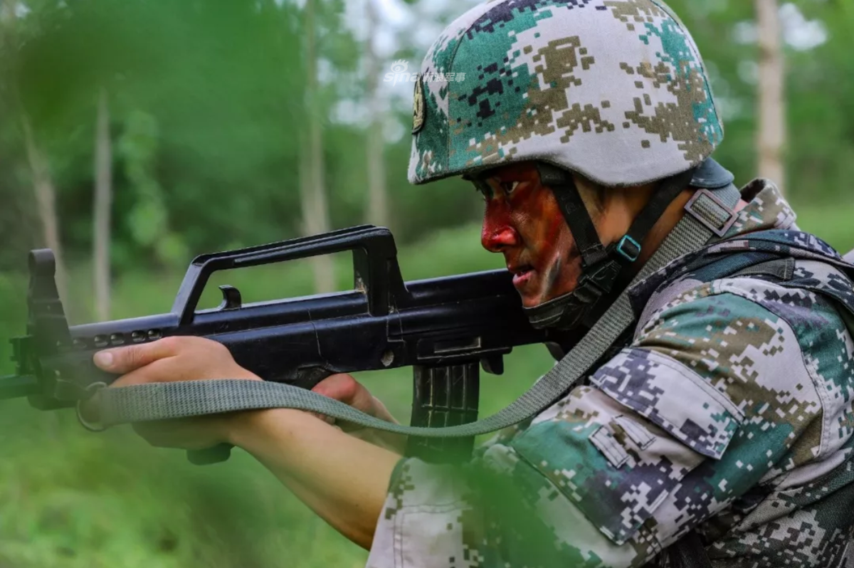 Trinh sát Trung Quốc bôi mực hoá trang lên mặt nhưng lại... quên không bôi vào tay. Nguồn ảnh: Sina.