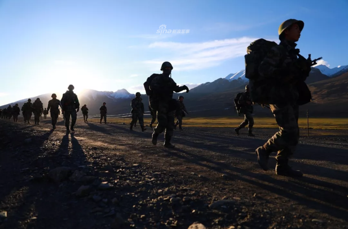 Đường hành quân - tác phẩm được thực hiện trong cuộc tập trận Nhiệm vụ 2019B. Trong ảnh toàn bộ đều là học viên các trường học viện quân sự của Trung Quốc tham gia huấn luyện, tập trận. Nguồn ảnh: Sina.