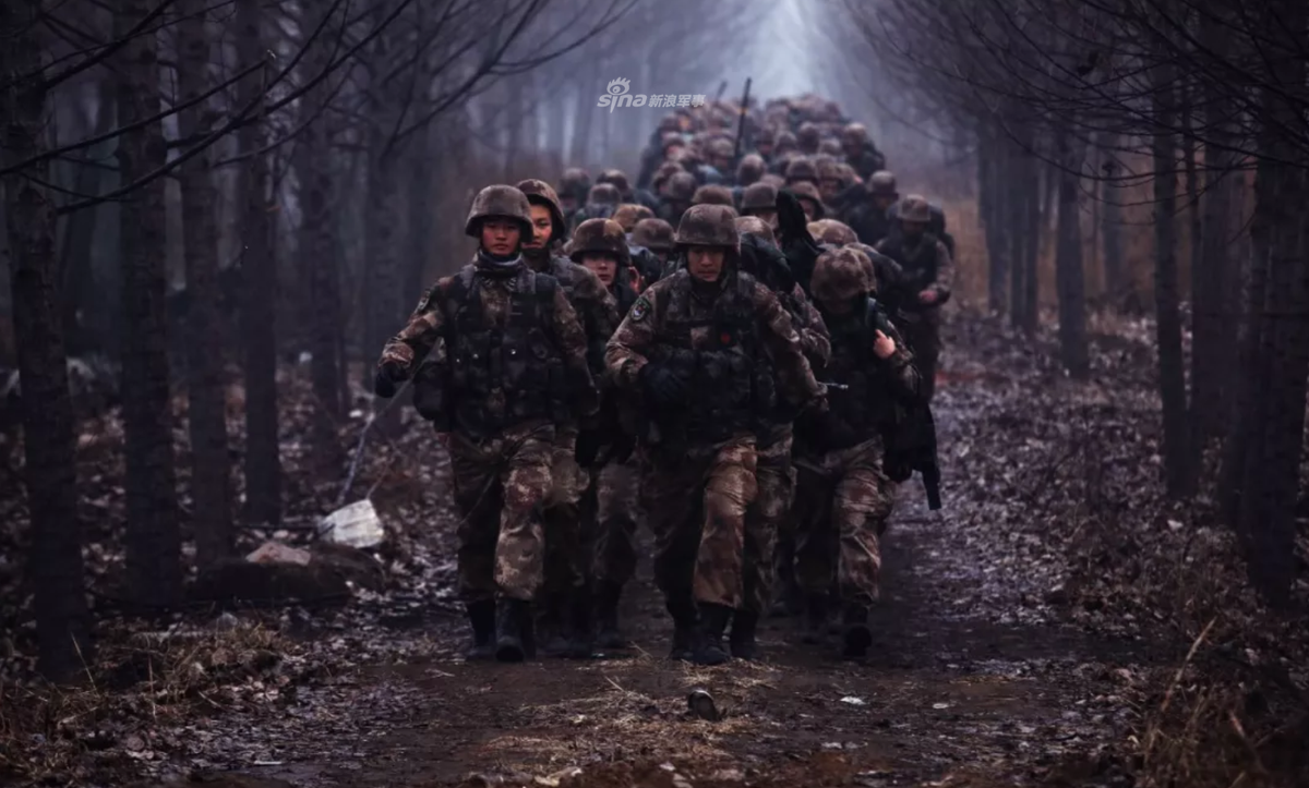 Tác phẩm mang tên "Trên đường Hành Quân" được bấm máy trong một buổi hành quân dã ngoại của lữ đoàn đặc nhiệm Trung Quốc ở miền bắt nước này. Nguồn ảnh: Sina.
