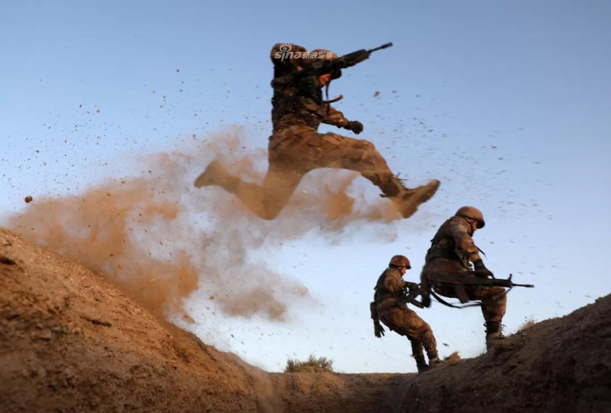 Vượt chiến hào. Nguồn ảnh: Sina.