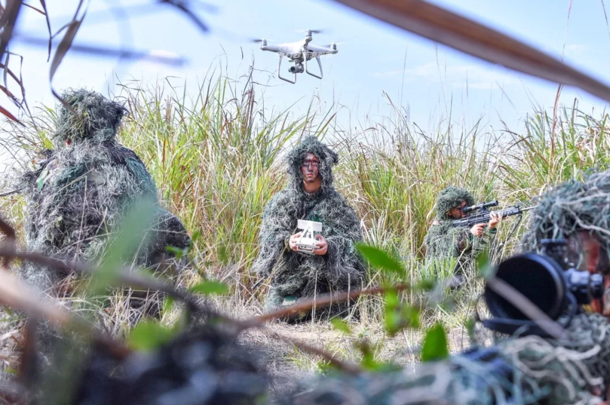 Lính trinh sát Trung Quốc sử dụng máy bay điều khiển từ xa để tìm kiếm mục tiêu của kẻ thù. Nguồn ảnh: Sina.