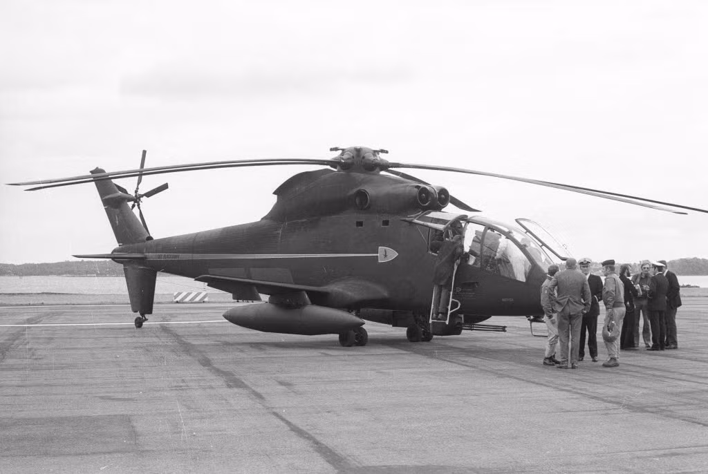 Tất nhiên đây là một ý tưởng cực kỳ táo bạo, không những giúp S-67 xếp "chung mâm" với Mi-24 của Liên Xô mà thậm chí còn đưa nó vượt mặt chiếc trực thăng do Moscow chế tạo khi có khả năng mang theo số lượng lính nhiều gấp đôi. Nguồn ảnh: Pinterest.