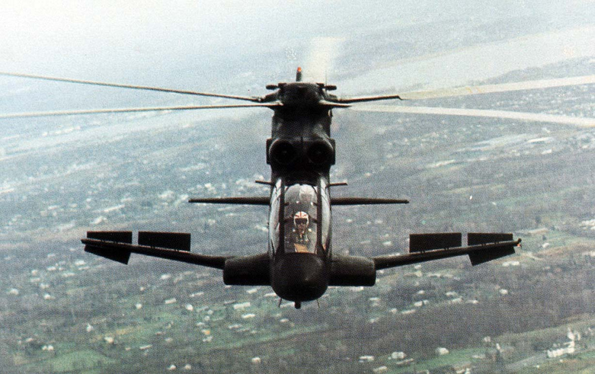 Nhận thấy sự lợi hại của dòng trực thăng tấn công do Liên Xô chế tạo, Mỹ đã bắt tay vào tìm kiếm một dòng trực thăng hiện đại để thay thế cho Cobra - loại trực thăng tấn công khi đó đang làm mưa làm gió ở Việt Nam. Nguồn ảnh: Pinterest.