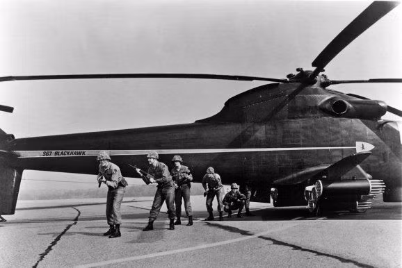 Điểm lợi hại nhất của S-67 đó là nó được dự tính ra đời với phiên bản có khả năng chở quân với tối đa 15 binh lính được "nhồi nhét" vào phần thân hẹp của chiếc trực thăng. Nguồn ảnh: Pinterest.