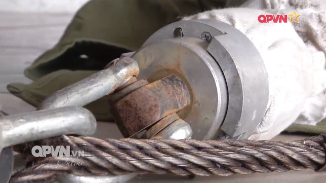 Về cơ bản, vũ khí phá vật cản FMV-B1 có cấu tạo khá đơn giản, bao gồm một giá phóng, một tên lửa và một dây thuốc nổ. Nguồn ảnh: QPVN.