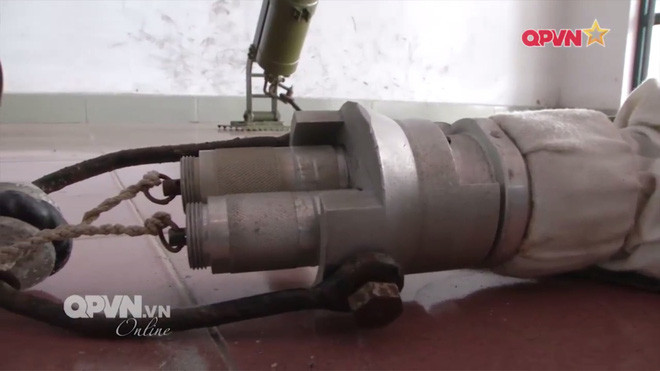 Khi tiếp đất, dây thuốc nổ sẽ được rải dọc theo đường bay của tên lửa kéo ban đầu và kích nổ - kích hoạt theo mọi quả mìn xung quanh khu vực nổ, đánh tan hệ thống hàng rào, dây thép hoặc mọi vật cản hiện hữu nào trong tầm ảnh hưởng. Nguồn ảnh: QPVN.